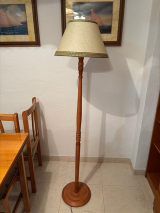 Lámpara de pie clásica de madera