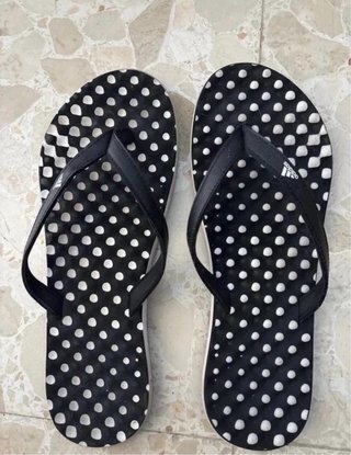 Chanclas adidas negras y blancas