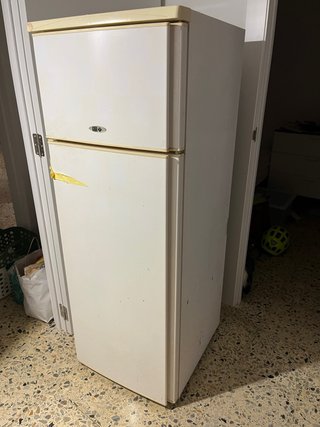 Regalo un frigorífico. Está sucio, pero funciona.
