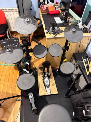 Yamaha DTX402K + Yamaha KP65 + pedal Tama Iron Cob