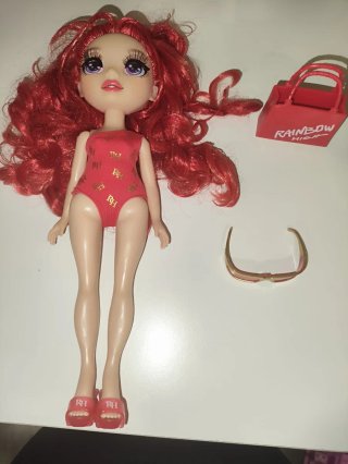 Muñeca Rainbow High Roja