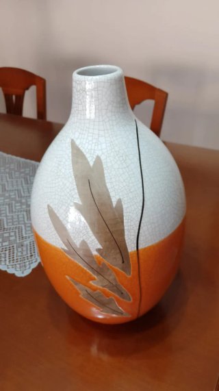 Jarrón de cerámica blanco y naranja