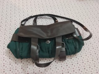 Bolso de mano verde y marrón