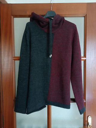 Maglione bicolore con cappuccio