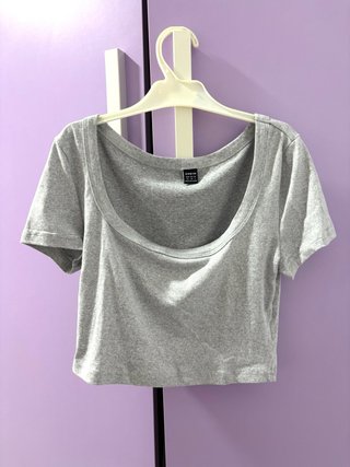 Camiseta Gris con Escote
