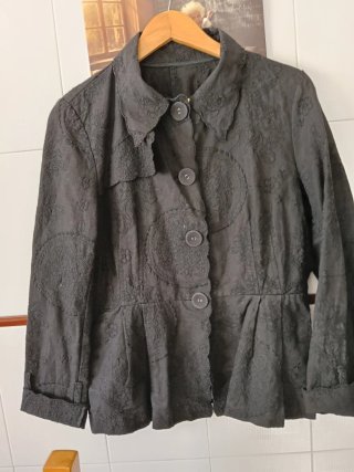 Chaqueta Negra con Bordados