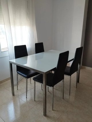Mesa de comedor con 4 sillas
