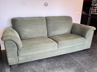 Sofá y sillones + mesita de regalo