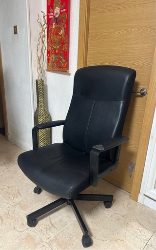 Silla de oficina giratoria negra