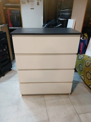 Cómoda de 4 cajones blanca y negra