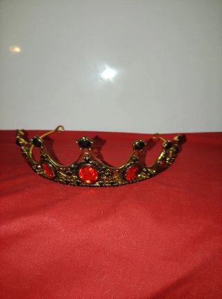 Tiara de Princesa Dorada con Piedras Rojas