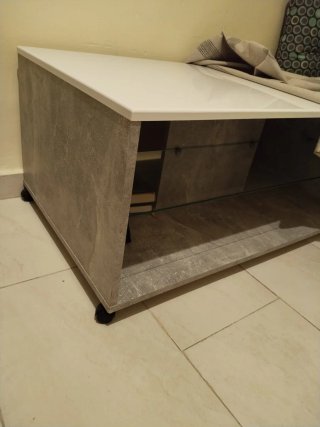 Mesa Baja de Madera Gris y Blanca