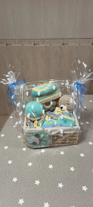 Cesta Regalo para Bebé con muñecos de crochet