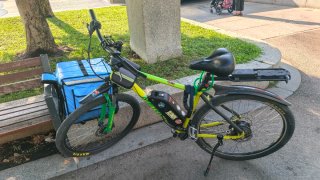 Bicicleta Eléctrica con  2 baterías y su cargador