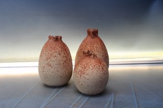 3 pequeños jarrones o vasijas de cerámica artística firmados por Inés Campos.