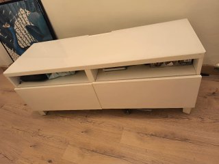 Mueble para televisión blanco de madera y cristal