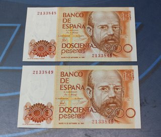 06. 2 Billetes de 200 Pesetas 1980, números correlativos (doscientas pesetas).