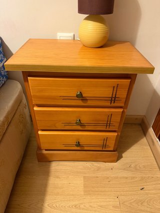 Mesita de noche de madera