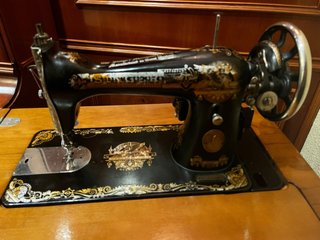 Máquina de Coser Singer con Mueble