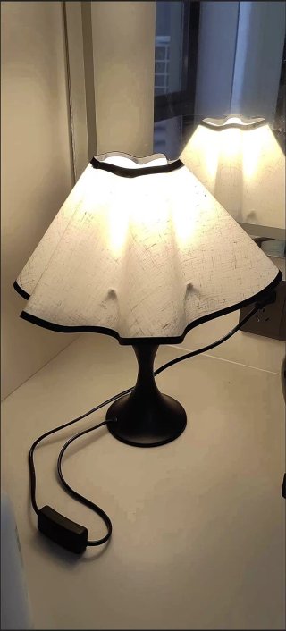 Lámpara de mesa con pantalla de tela