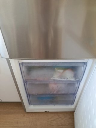 Frigorifero con congelatore inferiore