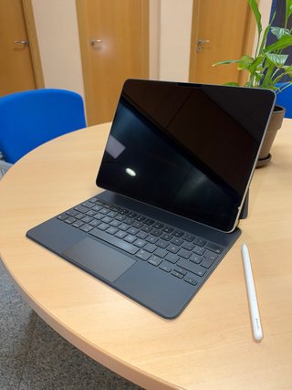 iPad Air 13” M2 128 GB + Keyboard + Pencil Pro
