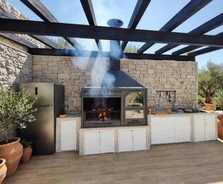 Barbacoa de Obra con Estructura Metálica