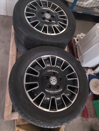 Set de 4 Llantas Volkswagen con Neumáticos
