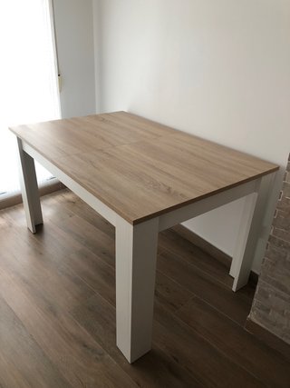 Mesa de comedor extensible.
