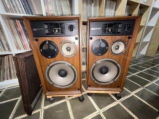 Altavoces Hi-Fi Vintage JVC VS-5323 + Peanas