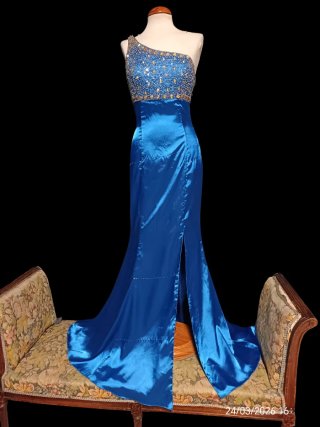 Vestido de fiesta azul con pedrería