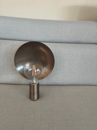 Lámpara de pared metálica dorada