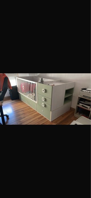 Cuna convertible en cama y dos mesitas
