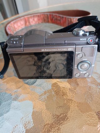 Cámara Sony a5100 con Batería y Soporte