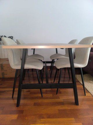 Conjunto de mesa y 4 sillas