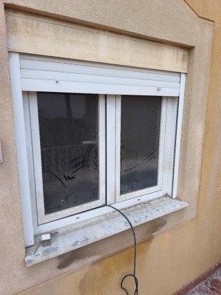 Ventana de aluminio con persiana