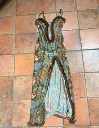 Vestito lungo fantasia con spacco e décolleté scop