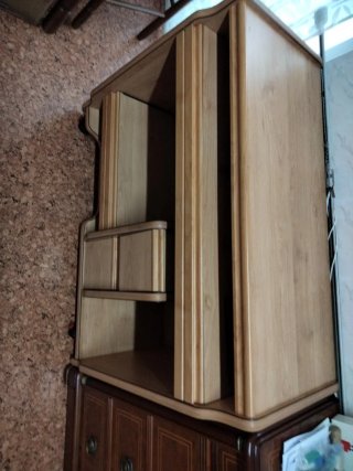 Mesa escritorio de madera con ruedas
