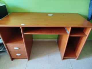 Mesa de escritorio de madera