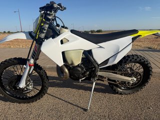 Moto de Enduro Blanca