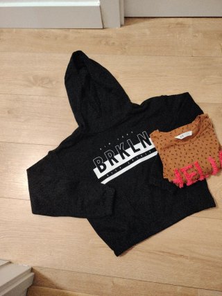Sudadera negra con capucha y camiseta
