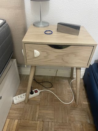 Mesita de noche de madera