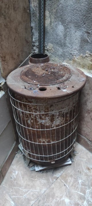 Estufa de metal antigua