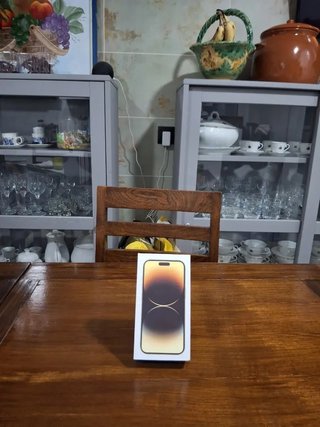 Caja iPhone 14 Pro dorado
