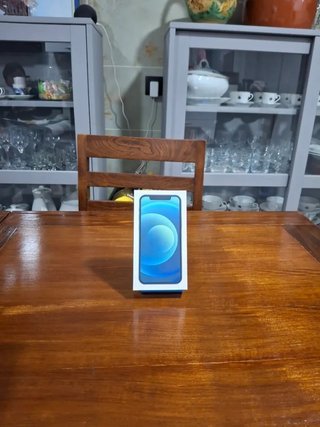 Caja iPhone 12 azul