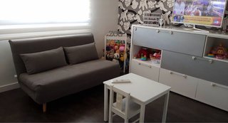 Sofá y conjunto de mesa con silla
