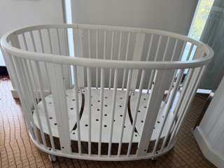 Cuna Stokke de madera blanca