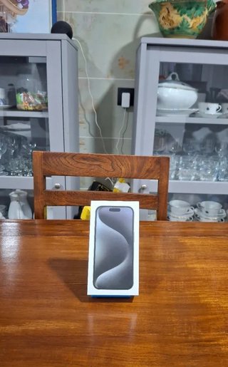 Caja iPhone 15 Pro Negro