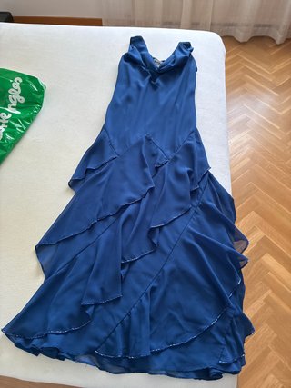 Vestido de fiesta azul con volantes