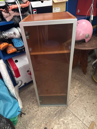 Mueble de baño con puerta de cristal